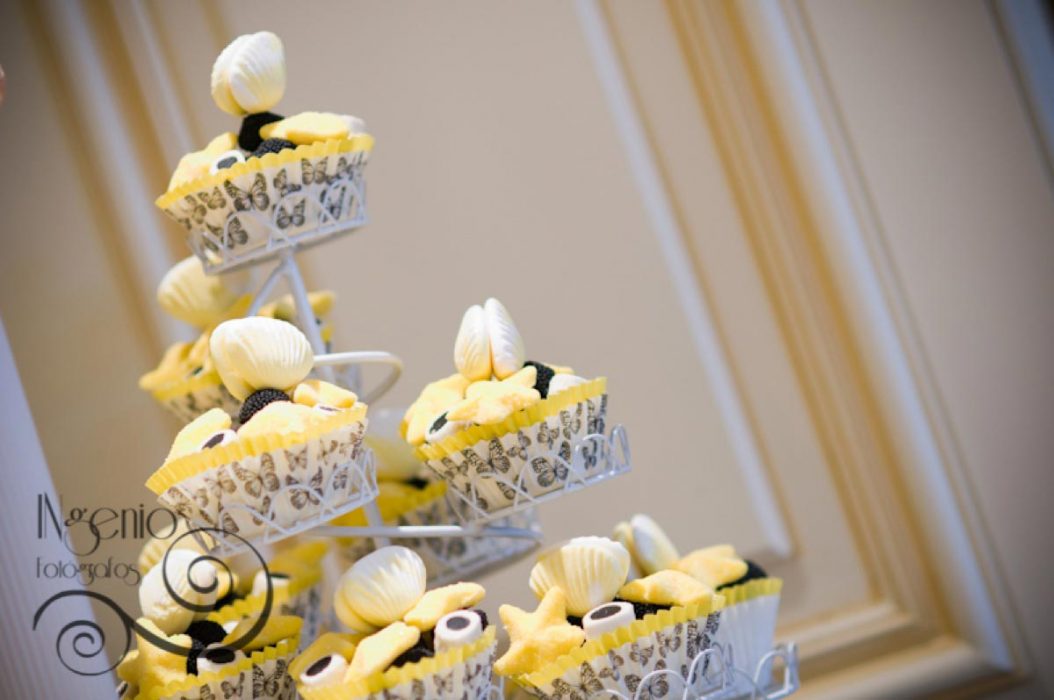 Cupcakes de chuches en colores amarillo y negro