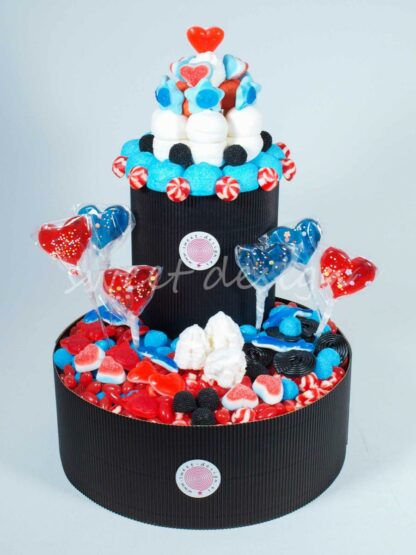 Tarta de roja azul y negra con piruletas de corazones