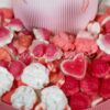 Tarta de chuches con corazones rellenos de fresa besitos nubes y esponjitas sin gluten