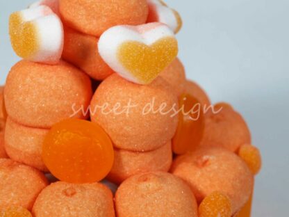Tarta de chuches con nubes de melocotón corazones tricapa de melocotón naranjitas y frutitas de naranja