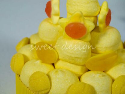 Tarta de chuches con nubes de plátano estrellas amarillas platanitos de gominolas y besos de natillas