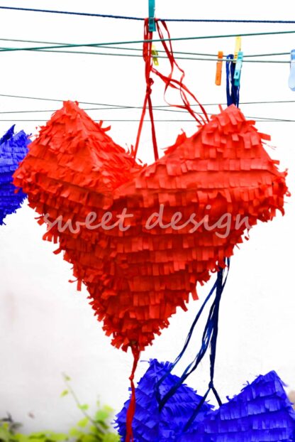 piñata con forma de corazón hecha a mano